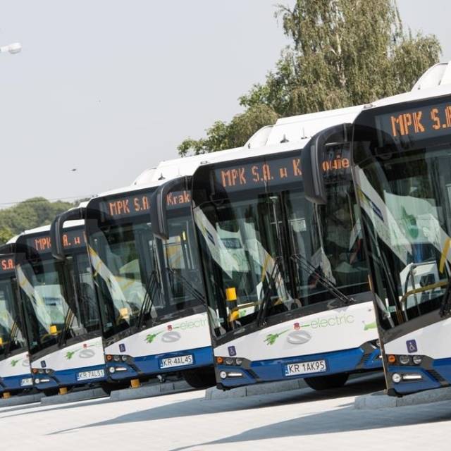 Zaparkowane w jednej linii autobusy elektryczne Solaris Urbino