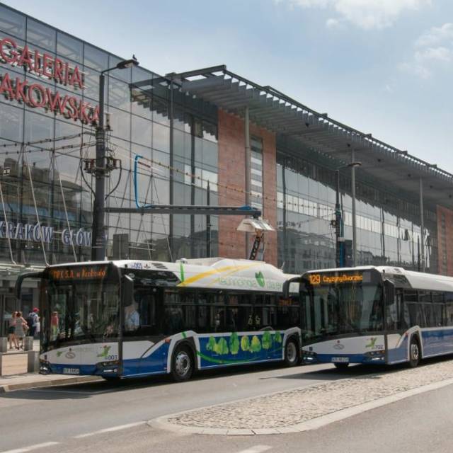 Autobusy elektryczne pod Galerią Krakowską