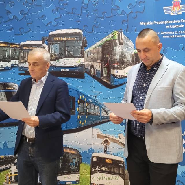 W trakcie wręczania nagrody dla kierownika Stacji Obsługi Autobusów Płaszów
