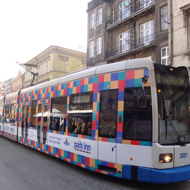 Reklama całopojazdowa park inn na tramwaju NGT 6