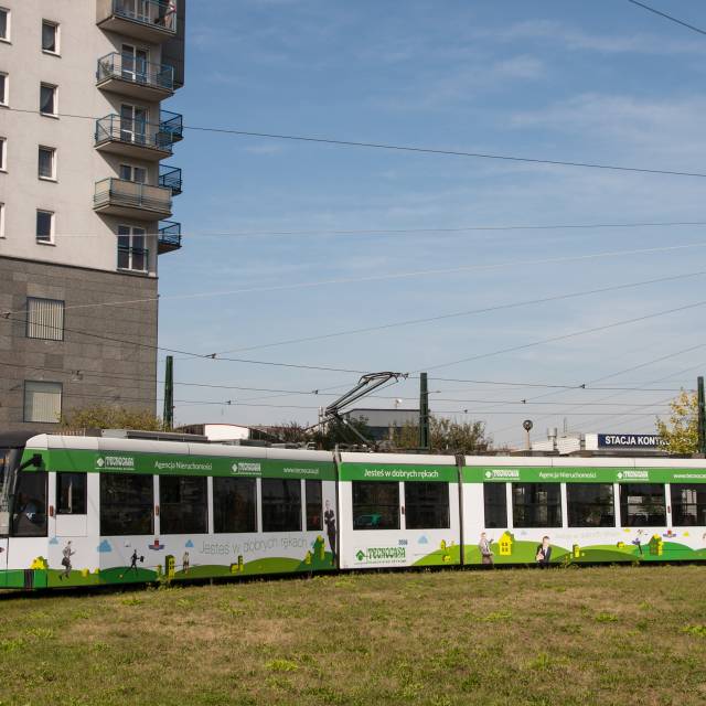 Reklama całopojazdowa Tecnocasa na tramwaju NGT6