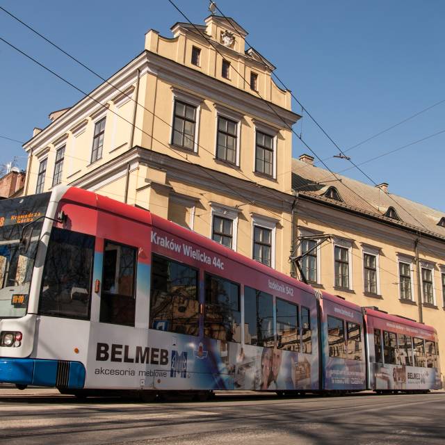 Reklama całopojazdowa Belmeb na tramwaju NGT6