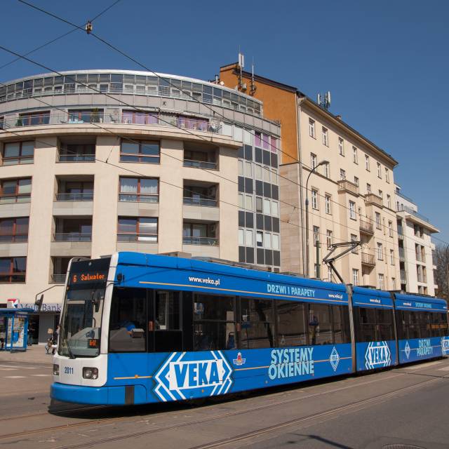 Reklama całopojazdowa VEKA Polska na tramwaju NGT 6