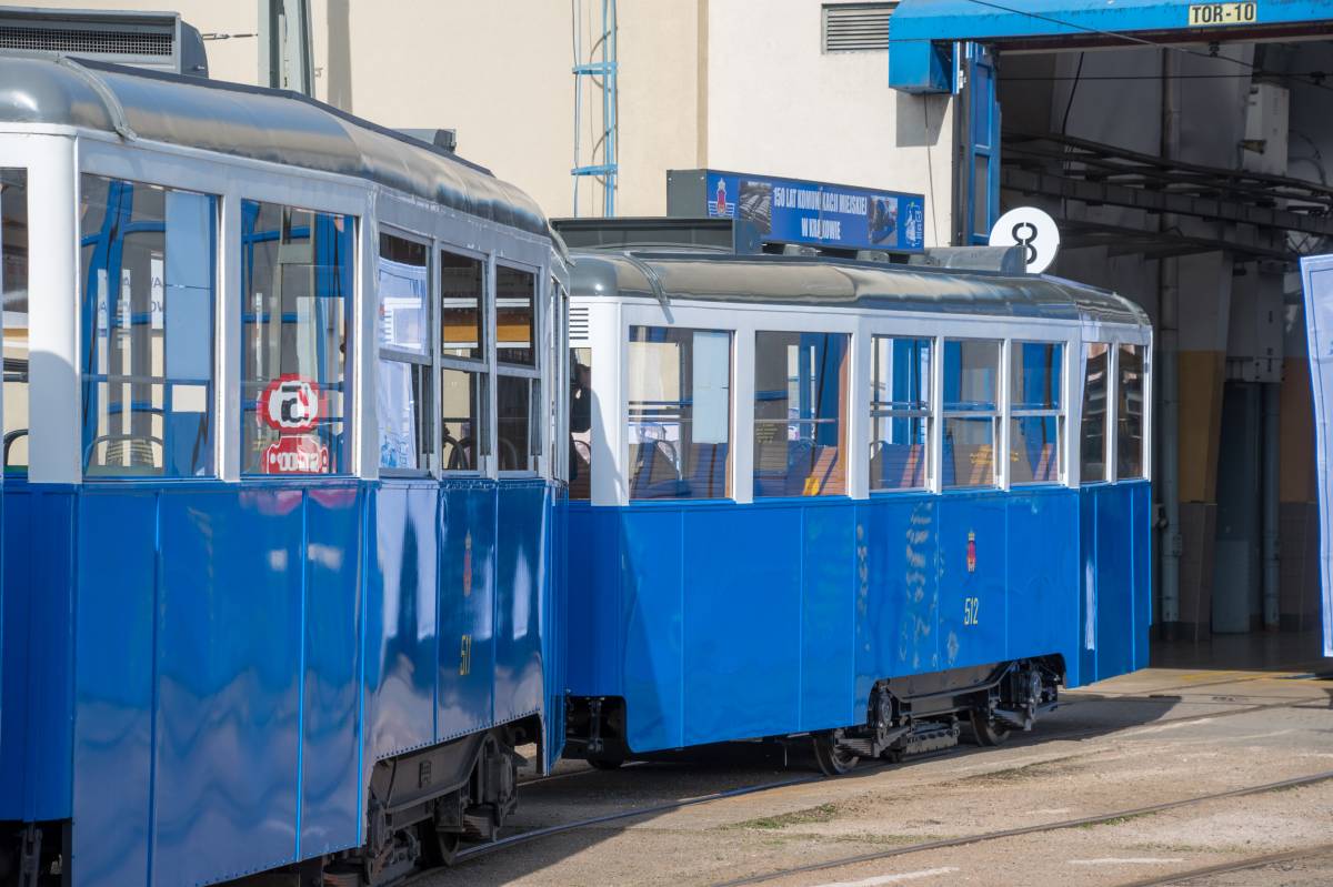 Potrójny skład wagonów typu N na linii numer 8, wjeżdżający do garażu na zajezdni tramwajowej Podgórze