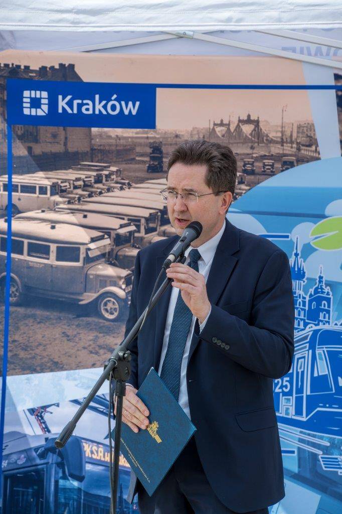 Prezes MPK wygłaszający przemowę