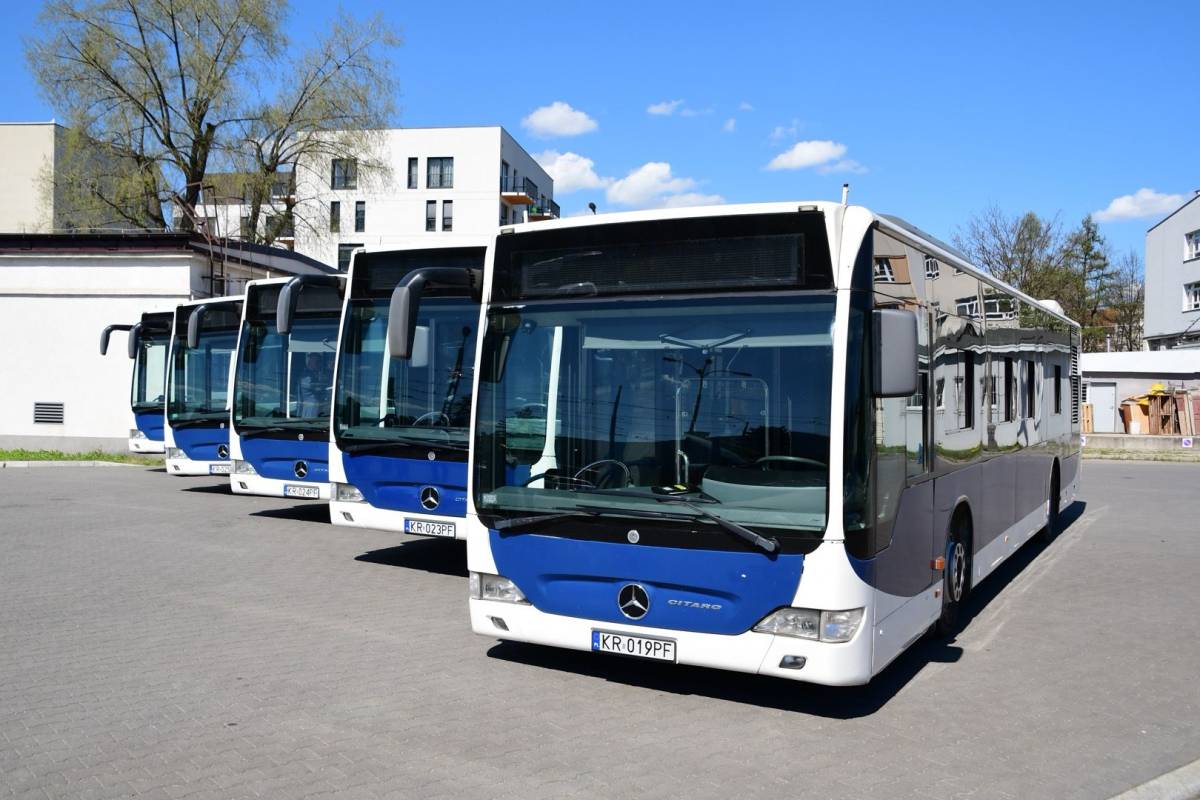 Wizyta przedstawicieli miasta Sumy - autobusy stojące na placu w MPK