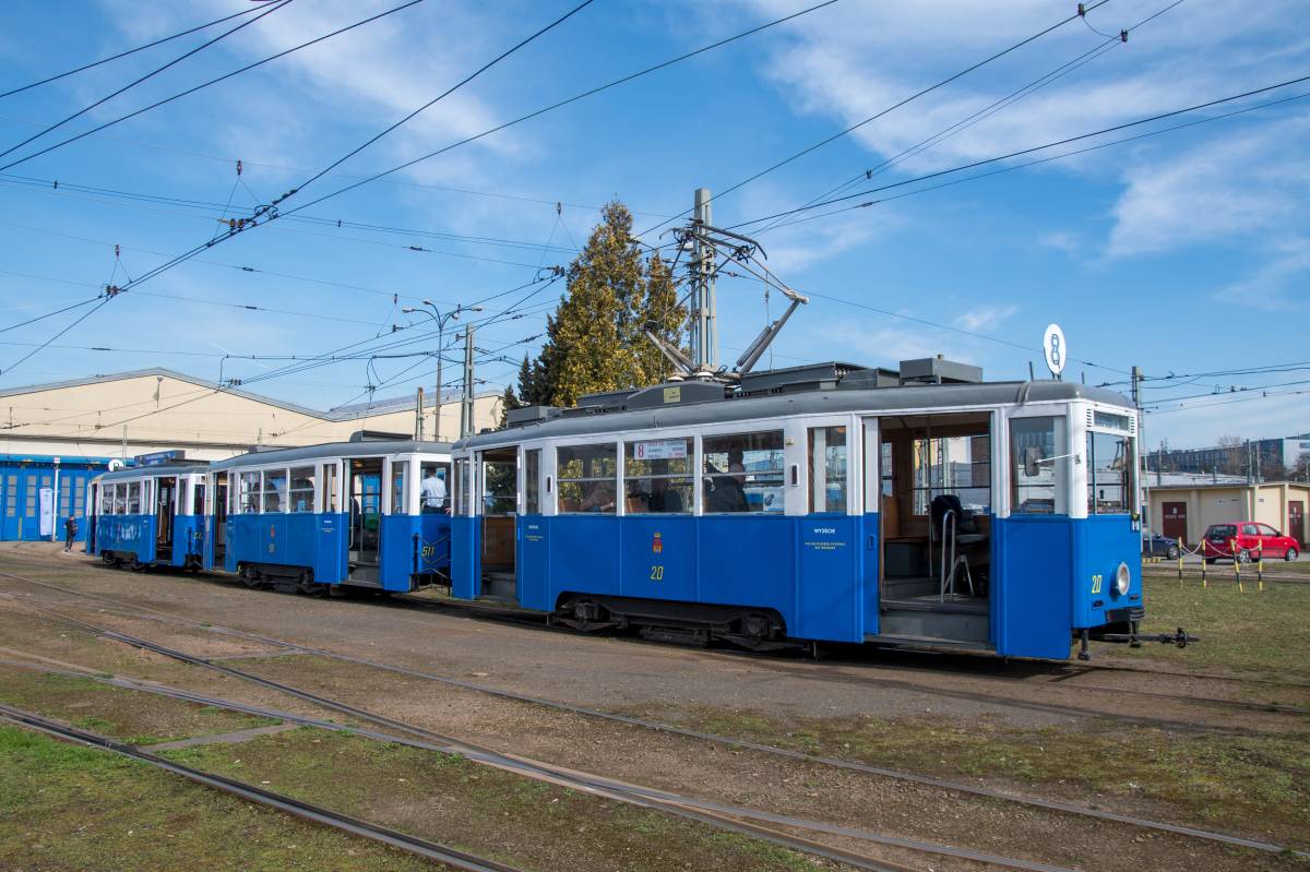 Potrójny skład wagonów zabytkowych typu N na terenie zajezdni Podgórze