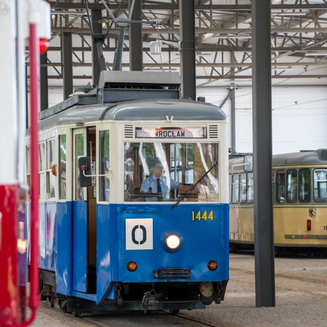 Historyczne tramwaje z innych miast w Krakowie - wagon z Wrocławia w zajedni Nowa Huta