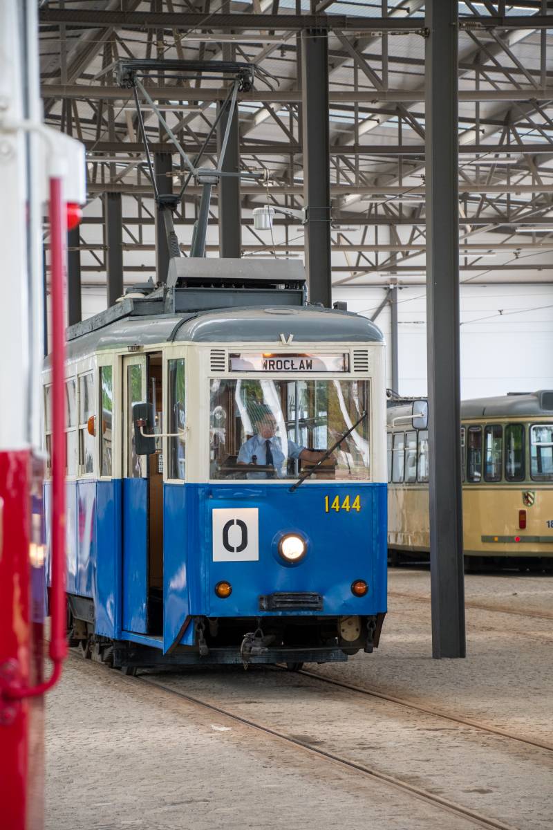Historyczne tramwaje z innych miast w Krakowie - wagon z Wrocławia w zajedni Nowa Huta