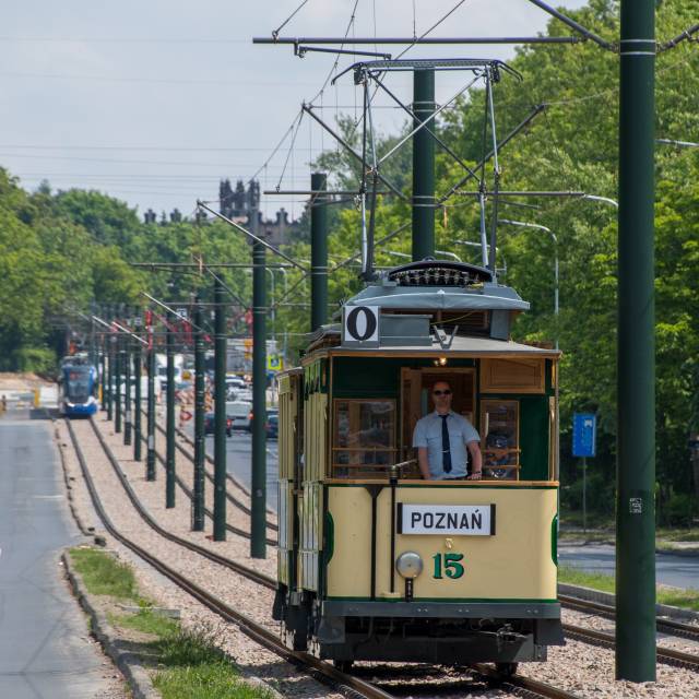 Historyczne tramwaje z innych miast w Krakowie - tramwaj z Poznania na al. Solidarności