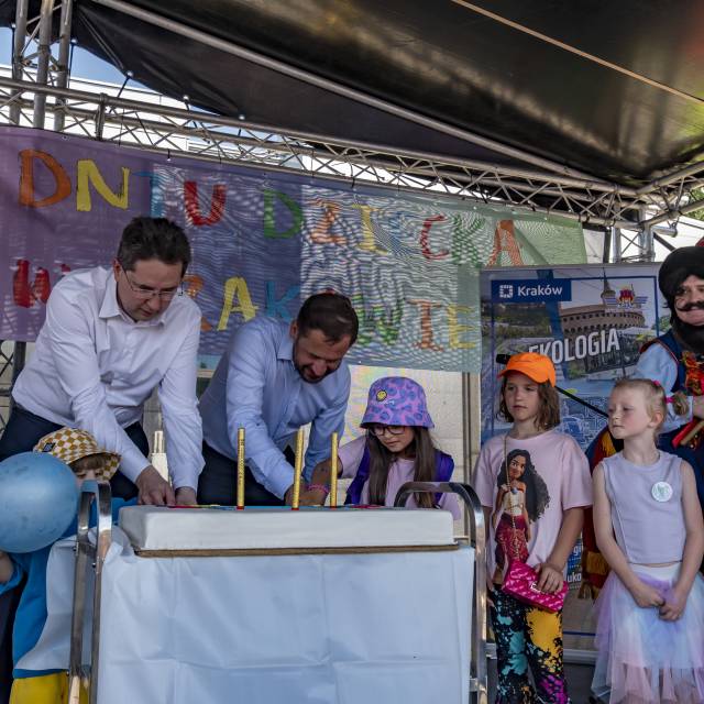 Prezydent Krakowa i prezes zarządu MPK w Krakowie kroją tort dla dzieci