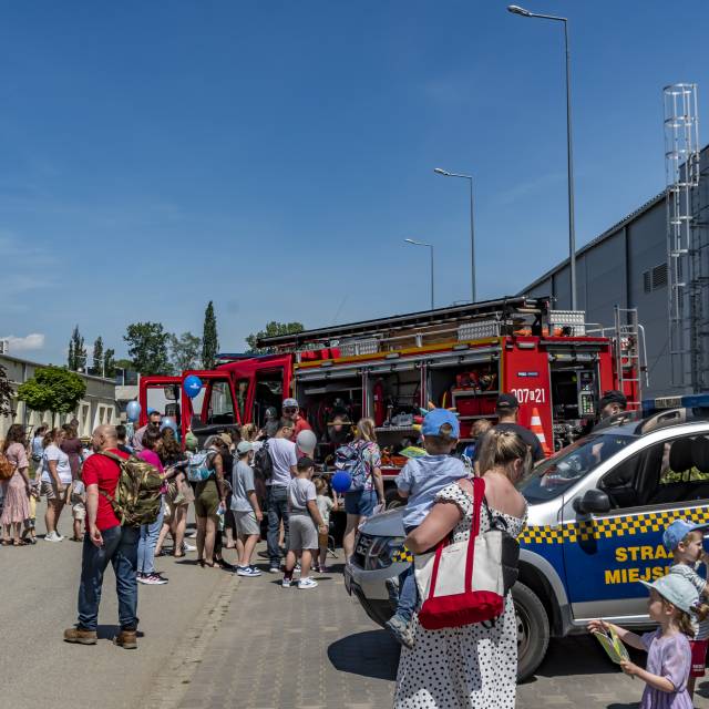 Dzieci oglądają pojazdy Straży Miejskiej i Straży Pożarnej