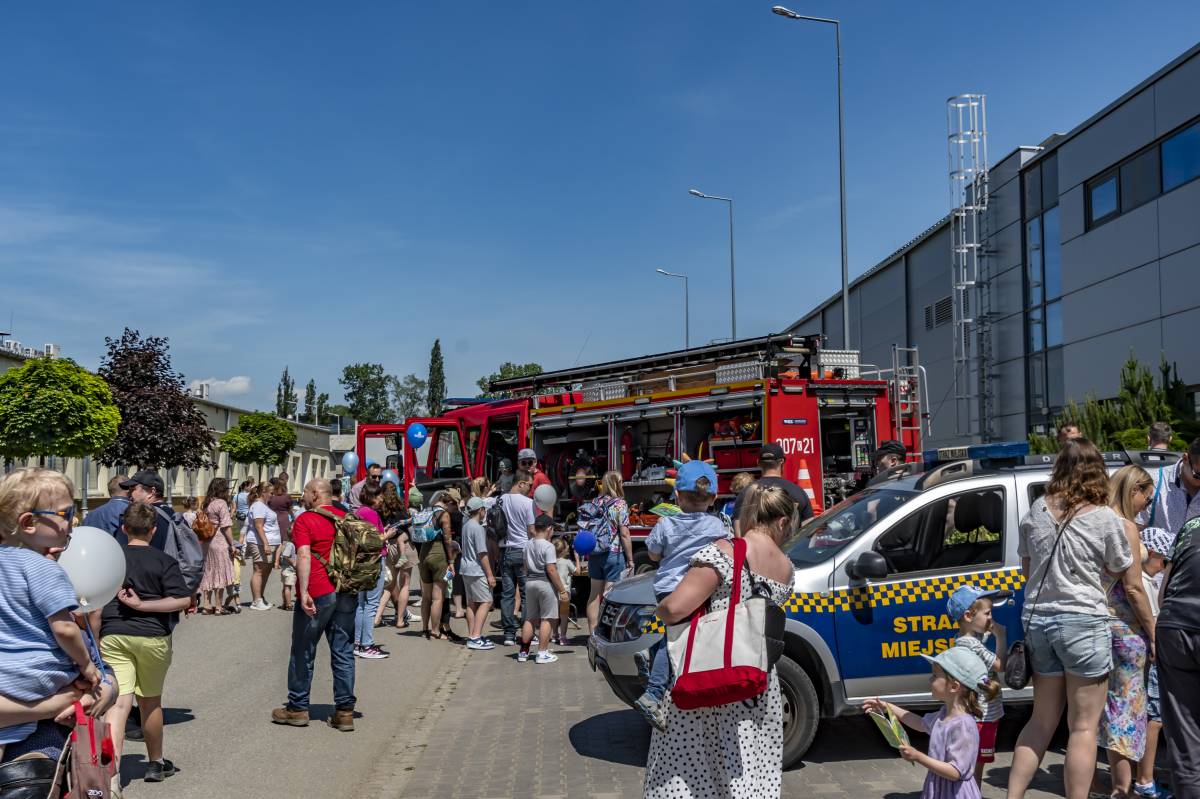 Dzieci oglądają pojazdy Straży Miejskiej i Straży Pożarnej